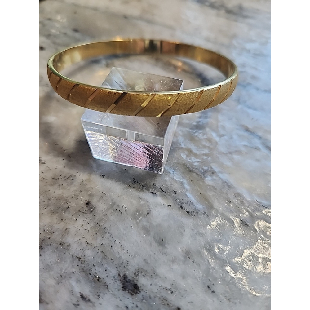 Vintage Monet Gold Tone Bangle Bracelet Size M NWOT